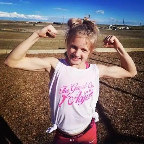 这个10岁肌肉小女孩,堪称现实版神奇女侠