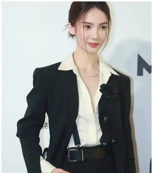 金晨第一次尝试深v装,与热巴同台_身材_礼服_女明星