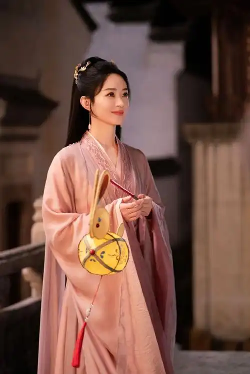 赵丽颖烟花照#赵丽颖@赵丽颖沈璃粉衣造型,一袭粉色衣裙,提着兔子