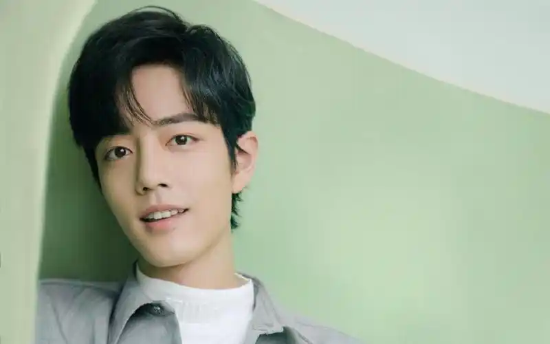 男神肖战迷人微笑写真,高清图片-纯色壁纸