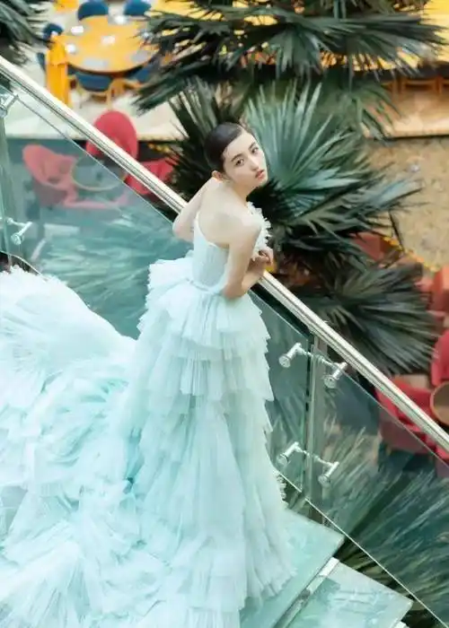 张子枫羽毛裙大秀直角肩,蛋糕裙尽显公主风,网友:妹妹等你长大_气质