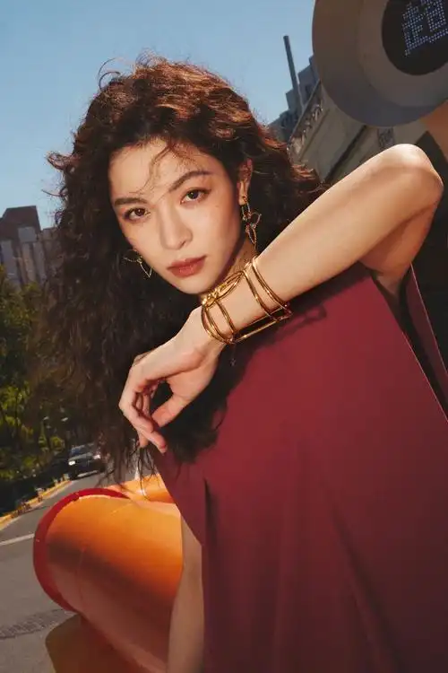 来自成熟女性钟楚曦的美颜暴击,身材妖娆气质好