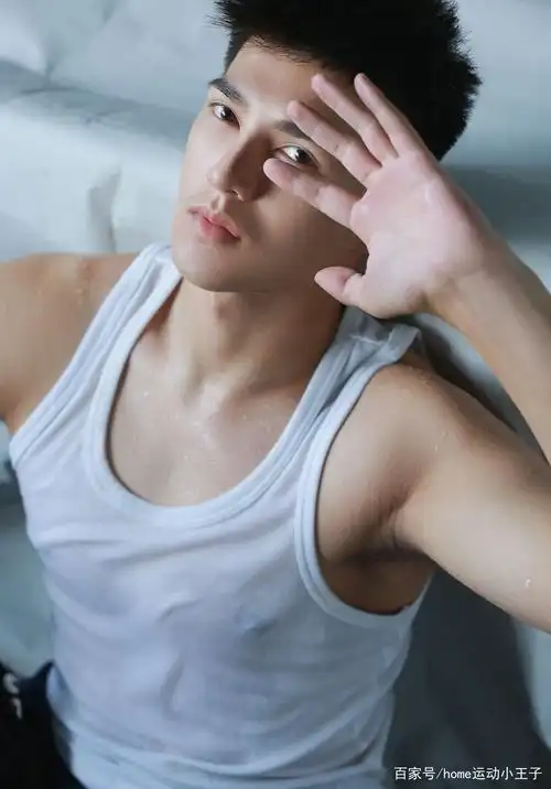 阳光帅气的大鼻子鲜肉帅哥,好养眼