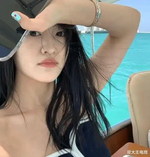 jackeylove的女朋友再次晒出了自己旅行中的照片,身材可以说是相当不