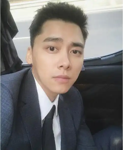 李易峰发自拍嘟嘴卖萌短发像精神小伙