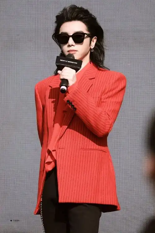 华晨宇玩游戏太专业了羡慕能到场的朋友,真的超级可以啊,非常霸气有一