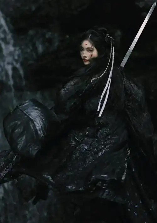 当许佳琪身穿黑色古风服饰出现在我们眼前时,她仿佛穿越到了古代,展现