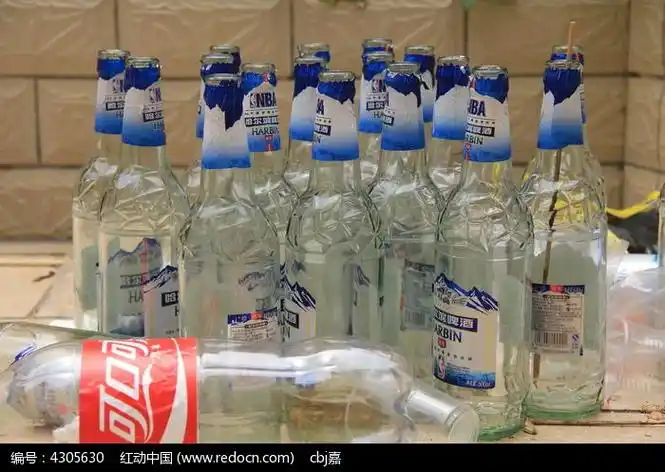 一堆啤酒瓶