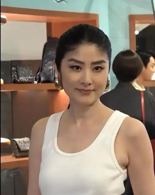 51岁陈慧琳亮相肌肤状态佳紧致q弹无岁月痕无忧之美令人羡慕