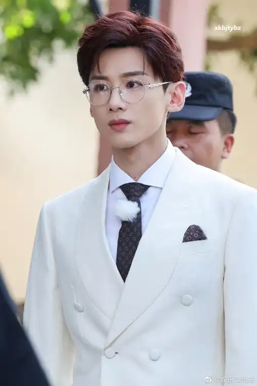 小白@白敬亭和白西装适配度太高!好帅