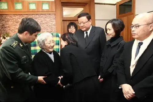刘长乐率凤凰卫视主持人吊唁钱学森