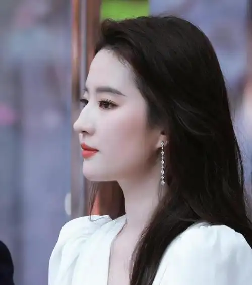 刘亦菲真是从小美到大,比例让人羡慕