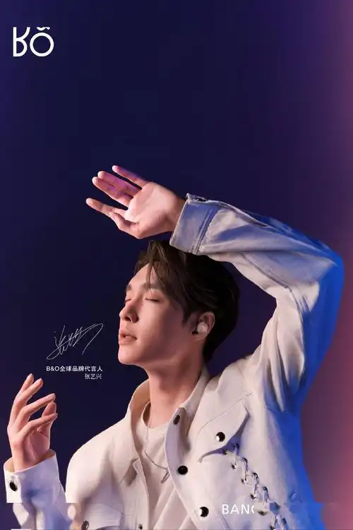 品牌公开代言人张艺兴最新广告宣传图,柔光色调别具一格