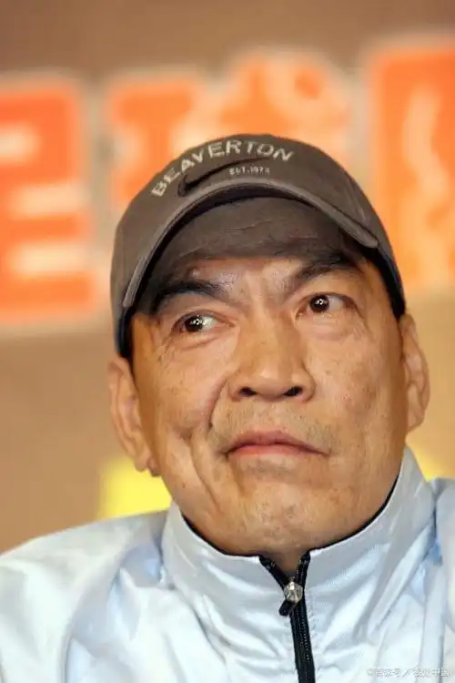 成奎安逝世13年,两房夫人各自生活,小儿子却成了流浪汉