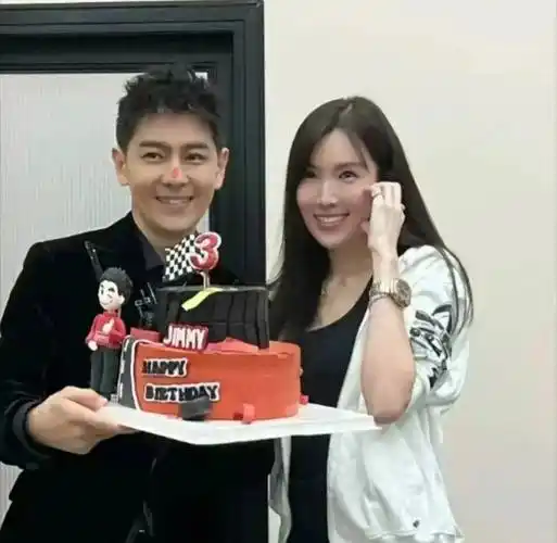 陈若仪被吐槽跟林志颖不熟,夫妻合影很生疏,丈夫在人前不顾妻子_时候