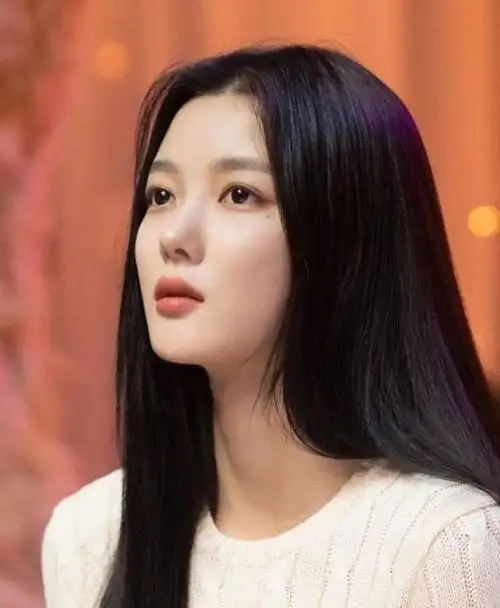 金裕贞,根据民意调查网站"金choice"近日公布了"2020年度最佳女明星"