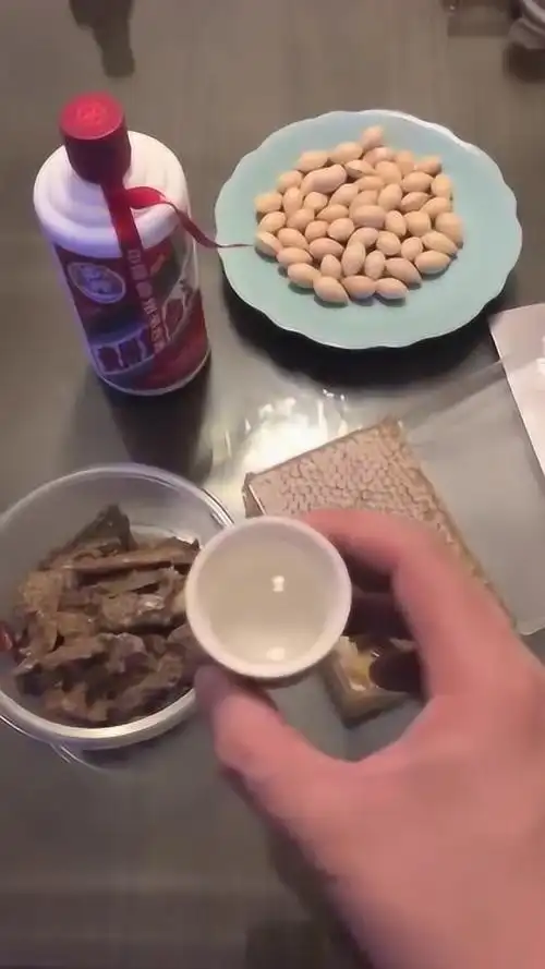 熊哥真仗义,怕我一人喝酒寂寞,特意介绍来俩兄弟