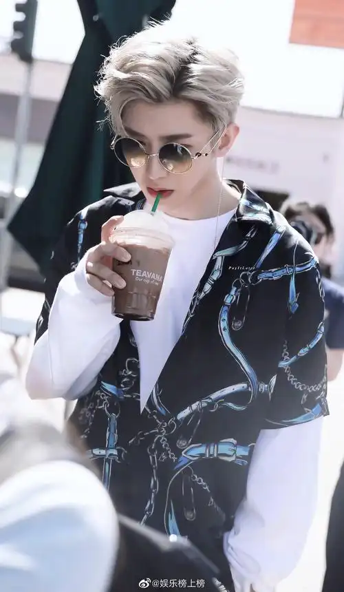 蔡徐坤墨镜造型合集坤坤带墨镜也太有感觉了吧