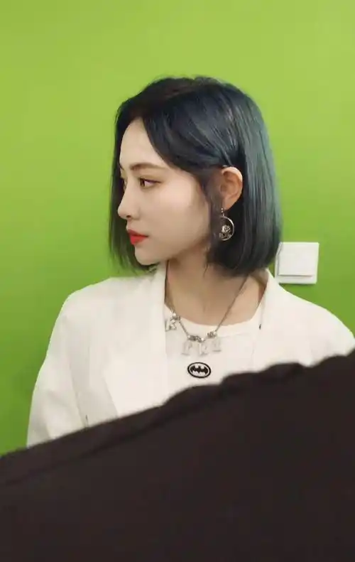 短发佳人许佳琪,你以为是个清纯小学妹,不,她是酷帅"黑白杀"_外套