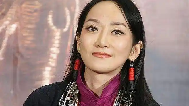 难怪萨顶顶老是化浓妆,罕见卸妆照曝光,网友:这谁能抗住?