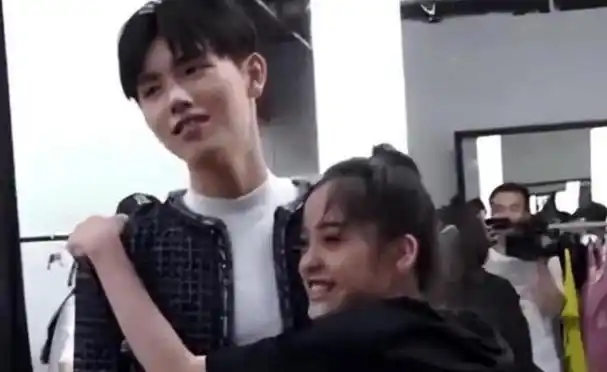 然而,在所有的报道中,欧阳娜娜与王源的互动却赢得了最热烈的关注