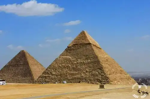 埃及旅行最主要有金字塔,神庙,尼罗河,沙漠等远古文明和自然景观主题