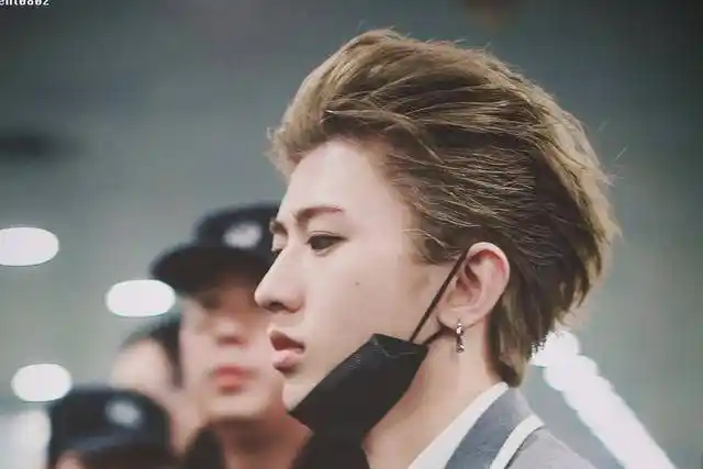 蔡徐坤女友曝光?戴情侣耳钉,晒同款自拍,女方是创造101选手