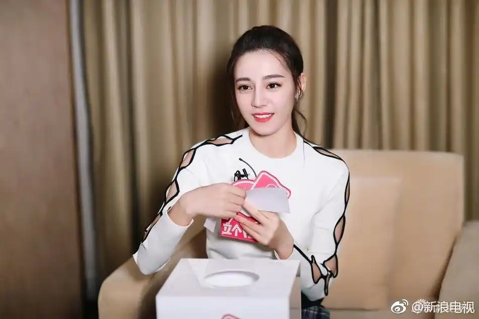 [迪丽热巴][分享]180722 迪丽热巴采访美图解锁:黑色皮裙性感妩媚