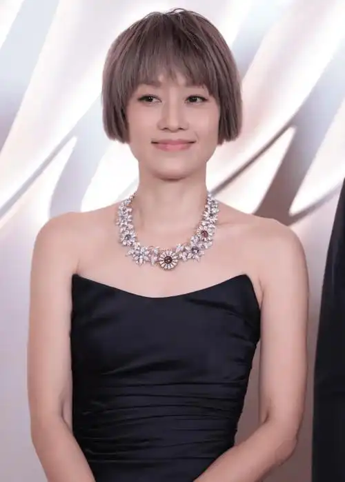 原创马伊琍终于换发型一刀切配抹胸裙奔五年纪轻松嫩回25岁