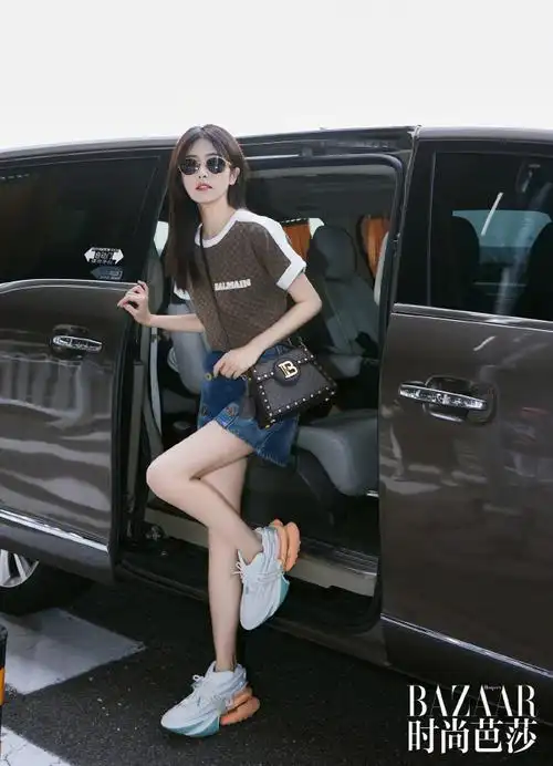 week 2024 s/s身穿印花短袖搭配牛仔短裤亮相机场 ,来自演员白鹿的