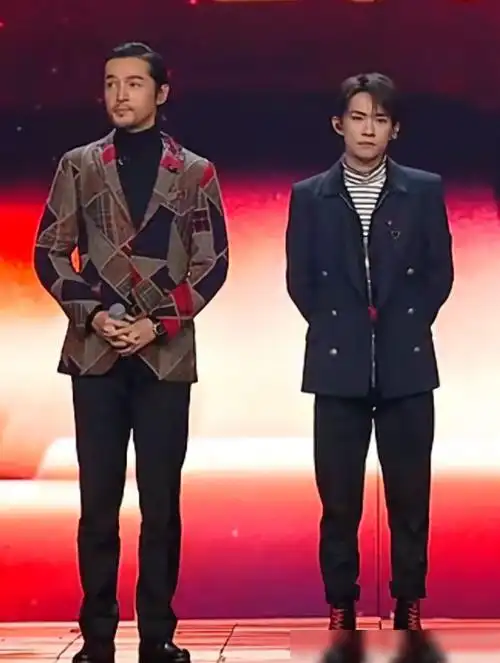 胡歌易烊千玺同框,185和173站在一起,有一个谎报身高了!