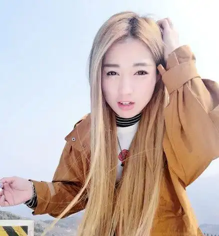 来到快手之后一直不温不火,后来是和白小白的合体直播一步步把他捧