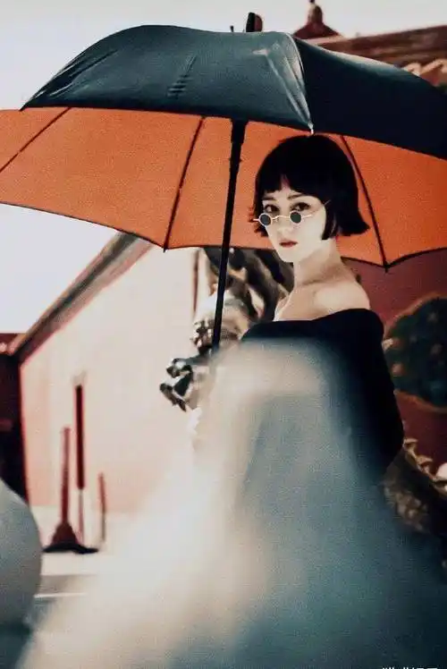 迪丽热巴齐耳短发搭配中国风红妆演绎东方美