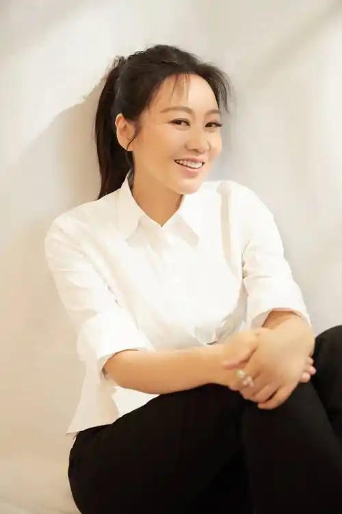 闫妮曝单亲妈妈心路历程,与赵本山关系揭秘,成功逆袭成闪耀明星_表演