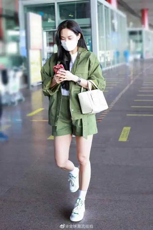 王霏霏最新机场私服更新身着军绿色工装风套装