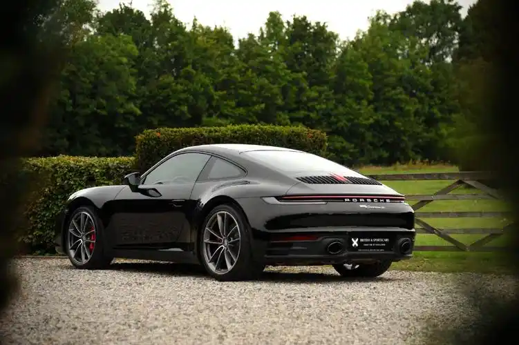 黑色porsche 911(992) 酷