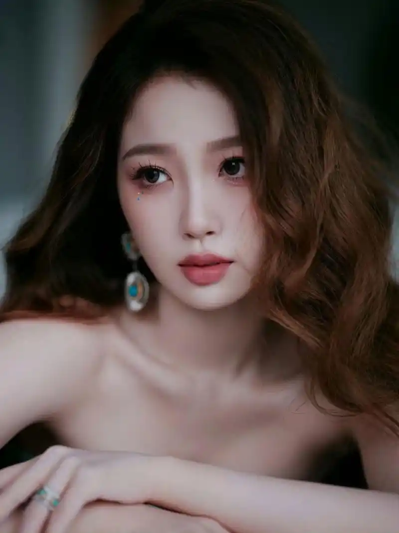 虞书欣# 一袭亮片绿色抹胸裙,大波浪卷发披肩,娇嗔欲滴的绝美容颜