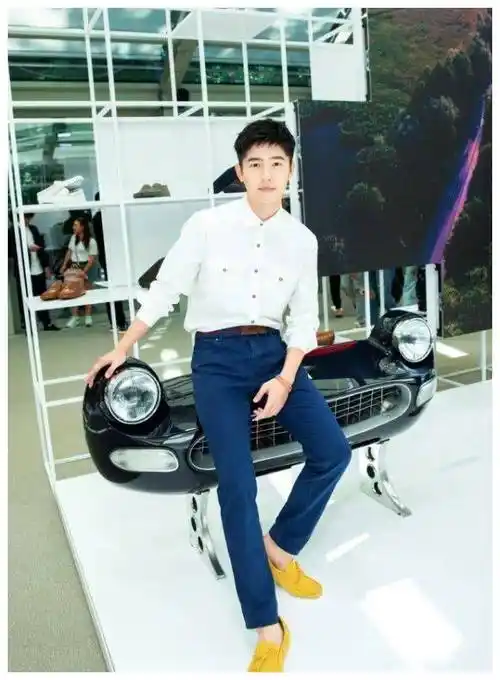 刘昊然是得罪造型师了?用长裤来搭牛皮"豆豆鞋",怪怪的!