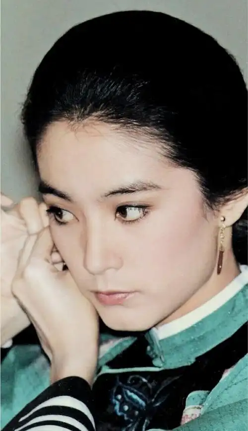 66岁林青霞,凌晨2点晒年轻时美照,近期频发动态有原因