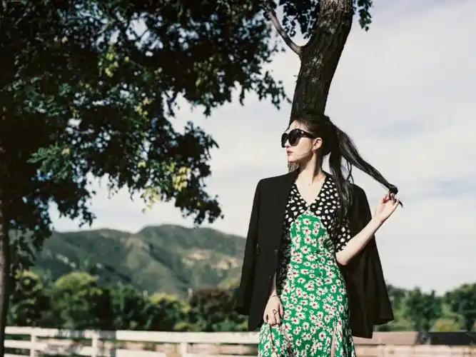 刘亦菲国庆游玩穿搭