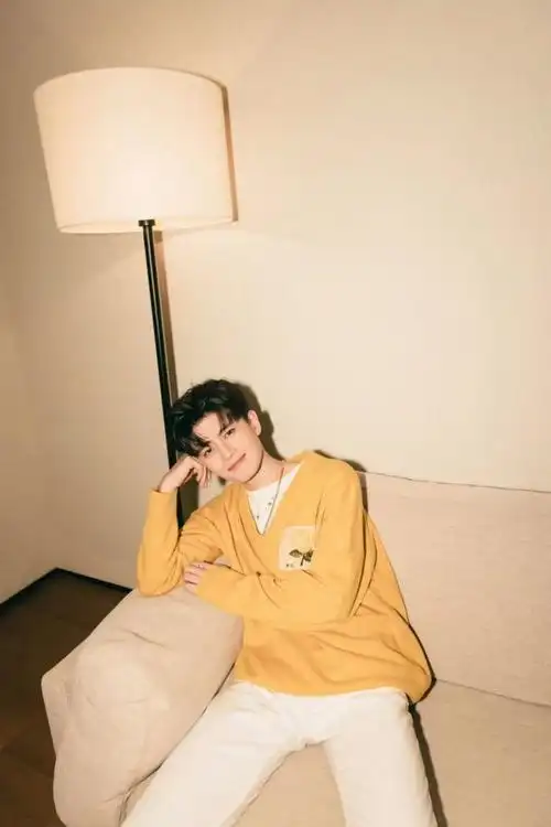 任嘉伦穿黄色针织衫好显白,搭配白色休闲裤,阳光可爱又帅气