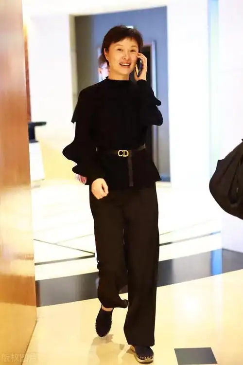 吴越亮相上海她这次穿了一身黑色的衣服整个人显得特别的漂亮