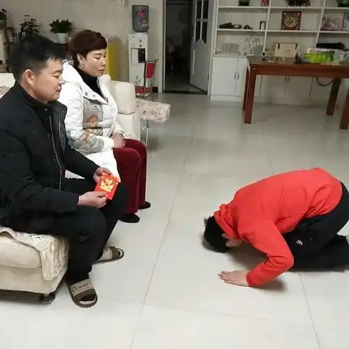 汝州有道实验中学七四班2019年春节叩拜活动——带着孝心出发,收获一