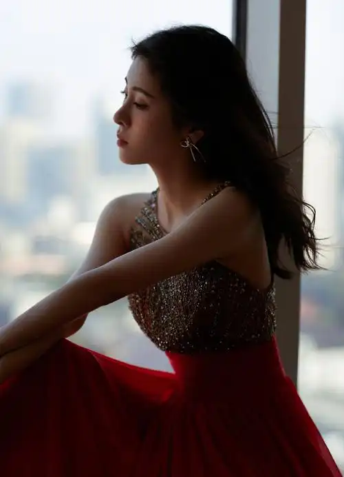 张碧晨红裙性感优雅写真图片19