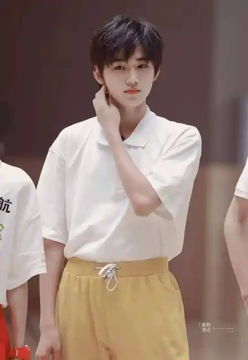 宋亚轩儿童节晒自拍,素颜照引发热议,时代少年团门面就这?_照片_造型_