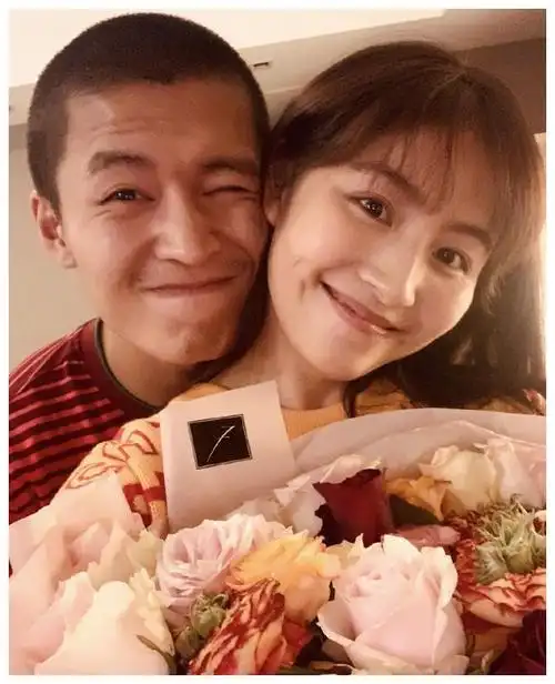 宁桓宇当爸后首晒全家福,与老婆甜蜜亲吻,儿子小七表情包丰富|宁桓宇