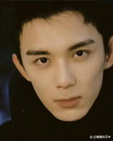 幼年的吴磊眼睛大而圆,配上萌萌的包子脸,整个人简直不要太软萌可爱.