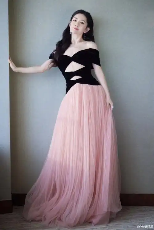 谢娜吊带泡泡袖裙##谢娜加盟网络视听盛典