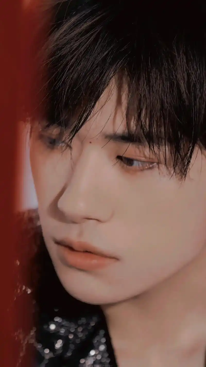 易烊千玺 一些神图#少年总是发着光 #向全世界安利 - 抖音