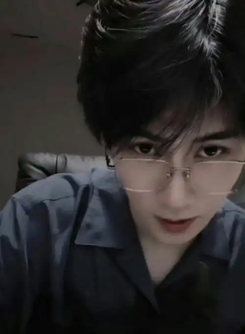 张真源戴眼镜好斯文败类